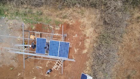 gente instalando panel solar