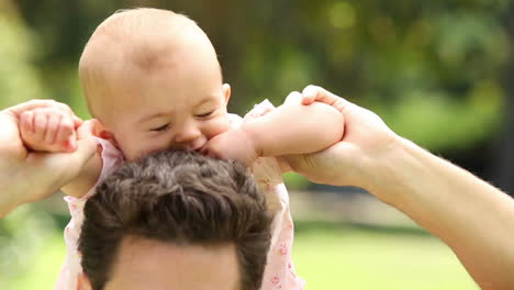 padres felices con su niña en el parque