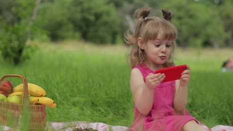 Fin-De-Semana-De-Picnic.-Chica-En-Pradera-De-Hierba-Juega-Juegos-En-Línea-En-El-Teléfono-Móvil.-Red-Social,-Chateando