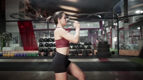 mujer trabajando en un gimnasio