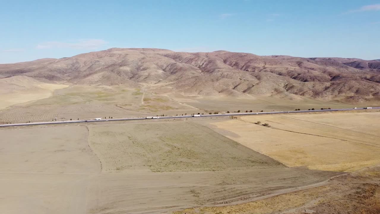터키의 빈 곳인 투즈 호수 근처의 도로