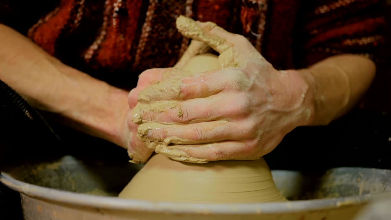 Vasaio professionista che lavora l'argilla al tornio