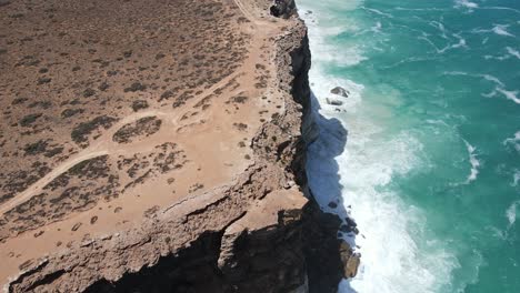 Antena-De-Drones-Bajando-A-La-Gran-Ensenada-Australiana-Con-Olas