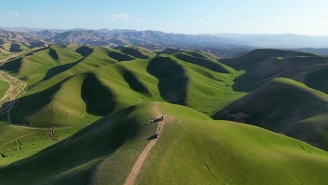 vista aérea de las verdes montañas y la naturaleza pacífica