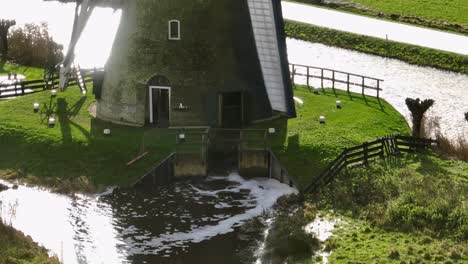 Water-management-using-historic-Boezemmolen-Nr-6-windmill,-Haastrecht