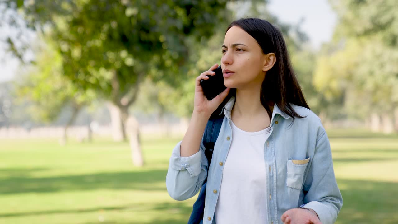 chica india esperando a alguien