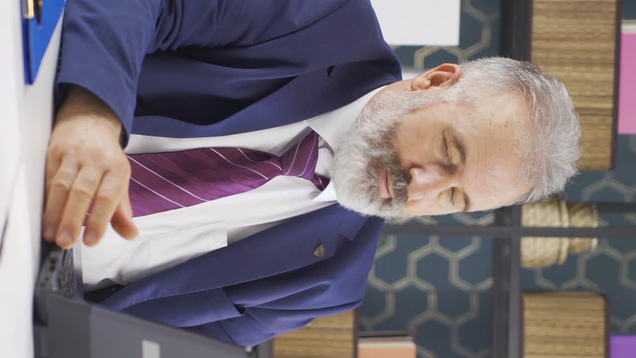 사려 깊은  ⁇ 은 사업가의 수직 비디오.