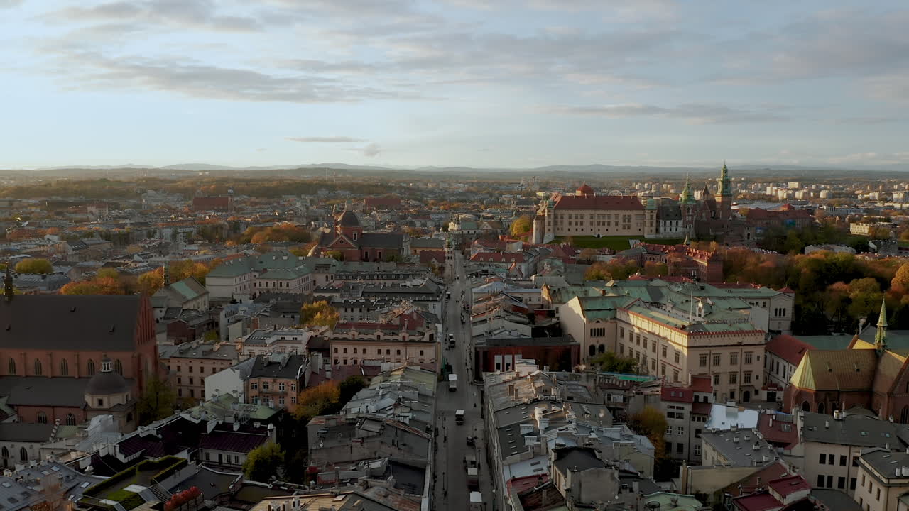 Panorama av mykt opplyst Krakows gamleby og Wawel slott en vakker morgen, Krakow, Polen