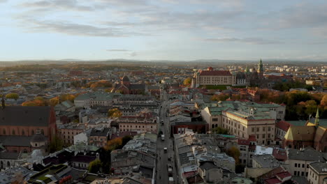 Panorama-Der-Sanft-Beleuchteten-Krakauer-Altstadt-Und-Des-Königsschlosses-Wawel-Am-Schönen-Morgen,-Krakau,-Polen