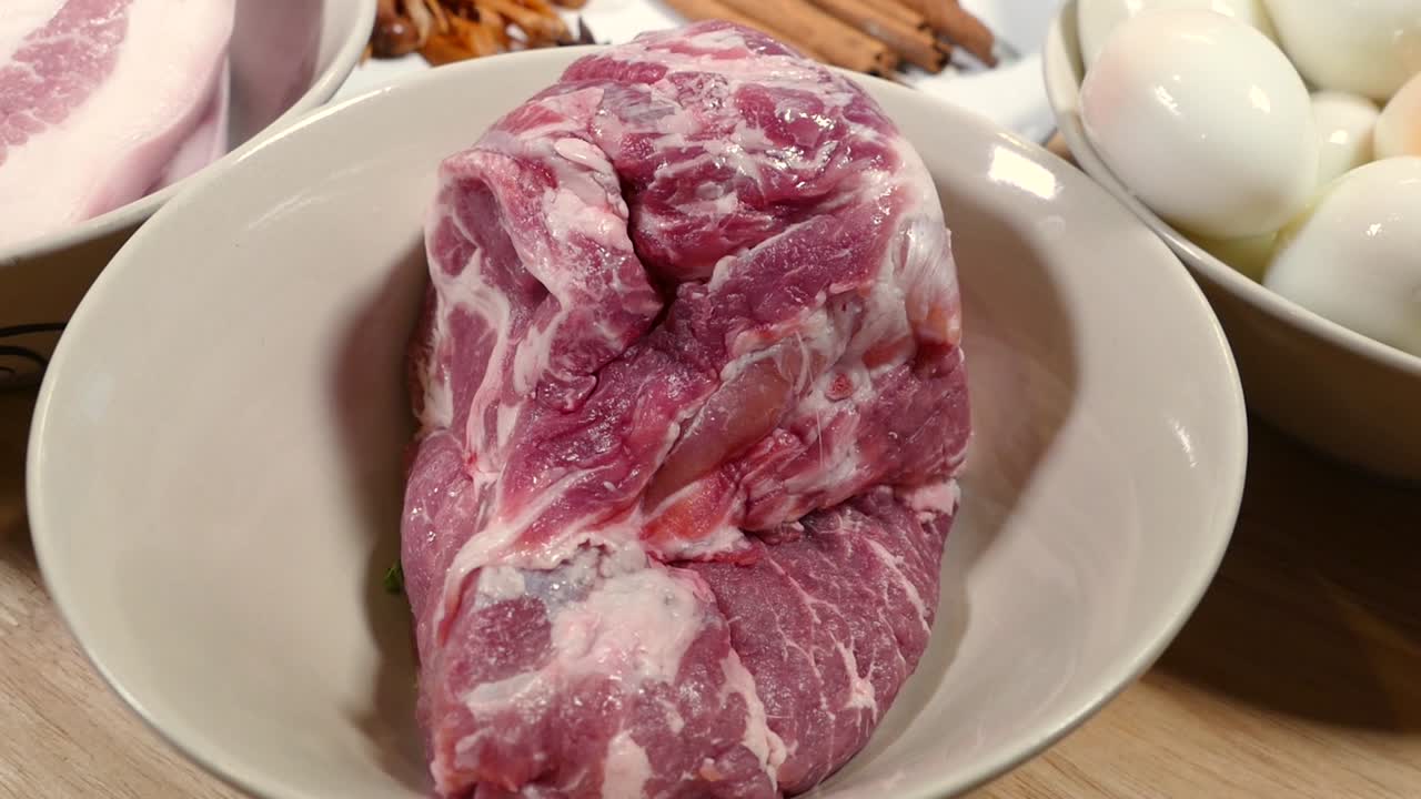 lomo de cerdo en cuenco de cerámica, cerrar