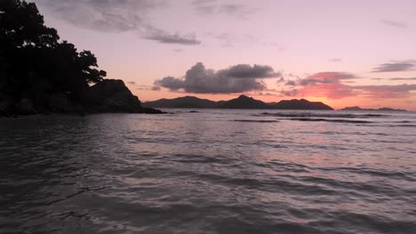 Schöner-Sonnenuntergang-Auf-La-Digue,-Einer-Insel-Der-Seychellen