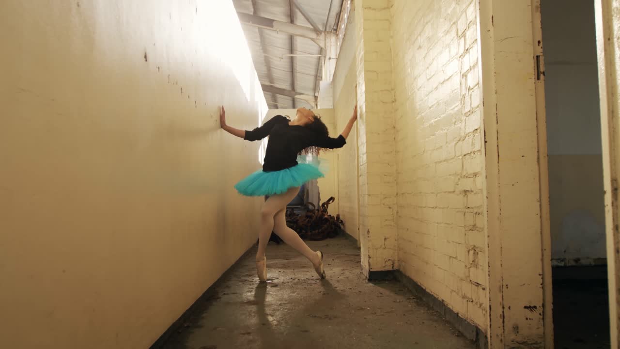 Ballerina in un magazzino vuoto