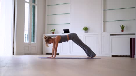 Flexible-Frau,-Die-Yoga-Auf-Einer-Matte-Im-Zimmer-Praktiziert