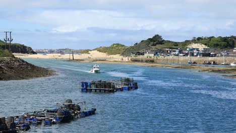 foto de seguimiento de un barco blanco navegando en el puerto de la ciudad de hayle, agua azul, cornualles, inglaterra