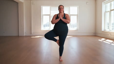 mujer embarazada practicando yoga