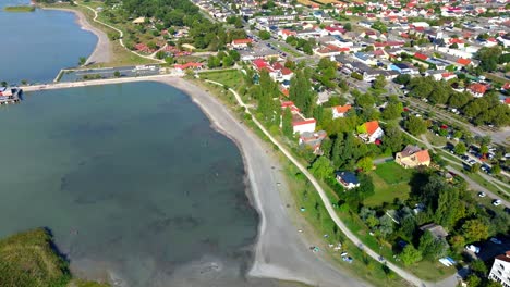 Lago-Neusiedl,-Austria---Una-Vista-Panorámica-Del-Agua-Y-Las-Ciudades-Y-Pueblos-Que-La-Rodean---Drone-Aéreo