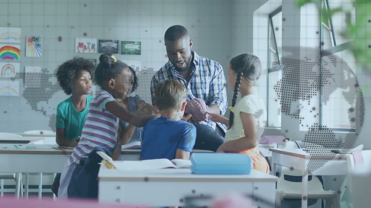 Insegnante che mostra un modello di cervello a bambini che lo toccano mentre imparano l'anatomia, con una sovrapposizione di mappa trasparente a destra.
