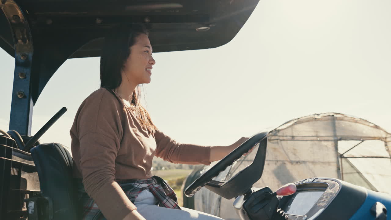 retrato de agricultor, mujer y tractor para la agricultura