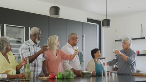 Gente-Feliz-Y-Diversa-Cocinando-En-La-Cocina-De-Una-Casa-De-Retiro