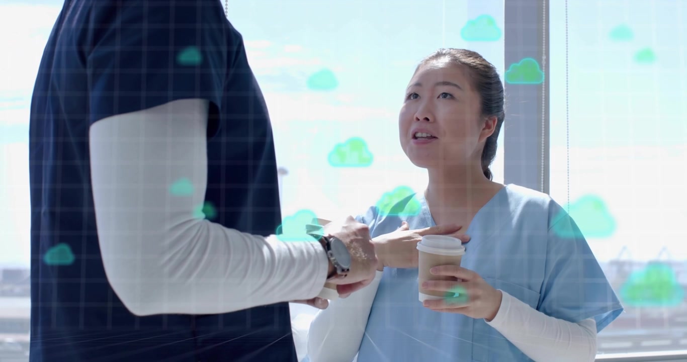 看護師がコーヒーを飲みながら窓際で指を操作し、ヘルスケア用のクラウドまたはグリッドのオーバーレイを起動している。