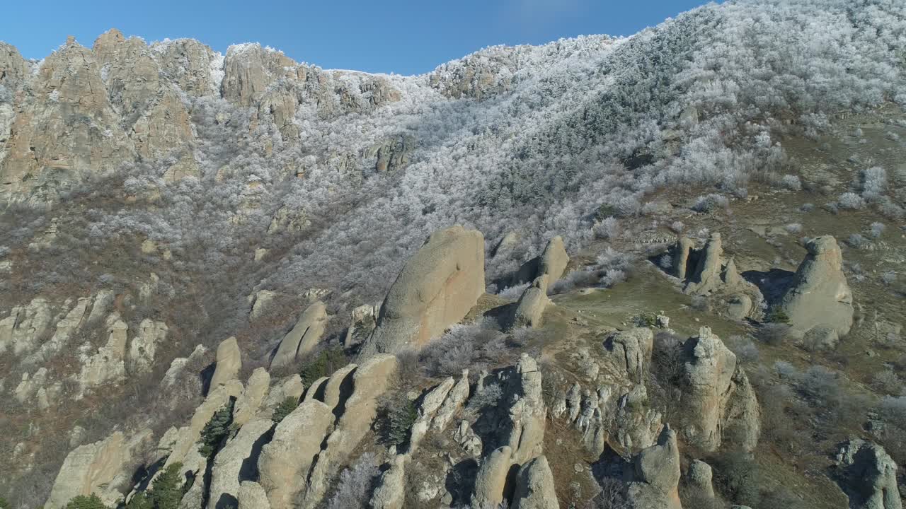 눈 인 산꼭대기와 바위 구조