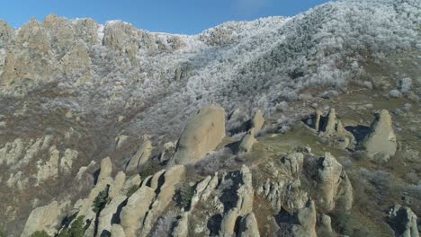 picos de montañas nevadas y formaciones rocosas