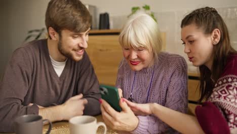 family bonding over a smartphone
