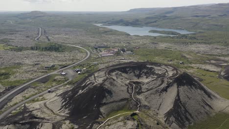 video aéreo sacando de la cima del gran cráter del volcán grabrok que se encuentra inactivo en el oeste de islandia