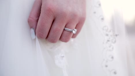 Diamant-Ehering-An-Der-Hand-Der-Braut-Im-Weißen-Kleid