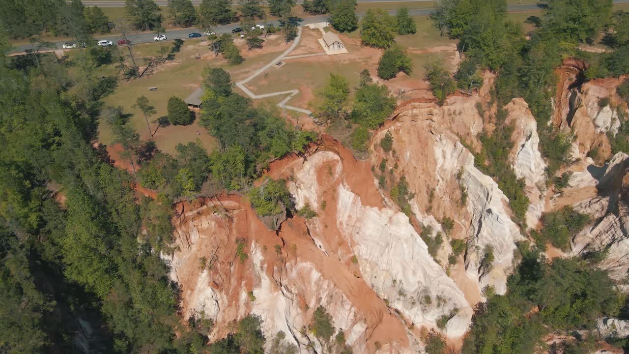 совершенно потрясающие кадры гигантского каньона, снятые с беспилотника