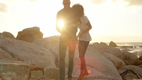 un couple se promène sur la plage 4k