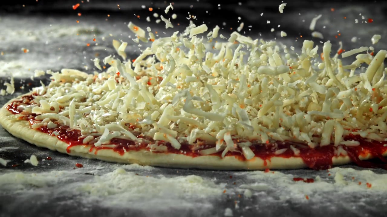 Pizza Cruda con Formaggio e Salsa di Pomodoro che Scende su una Superficie Infarinata al Rallentatore