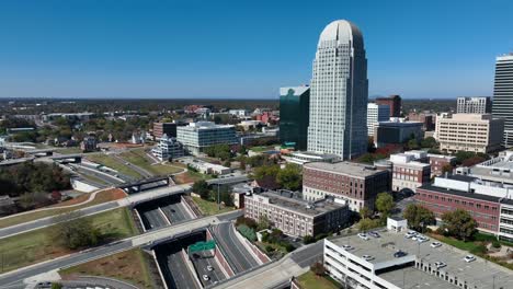 Skyline-Von-Winston-Salem-An-Einem-Hellen-Herbsttag