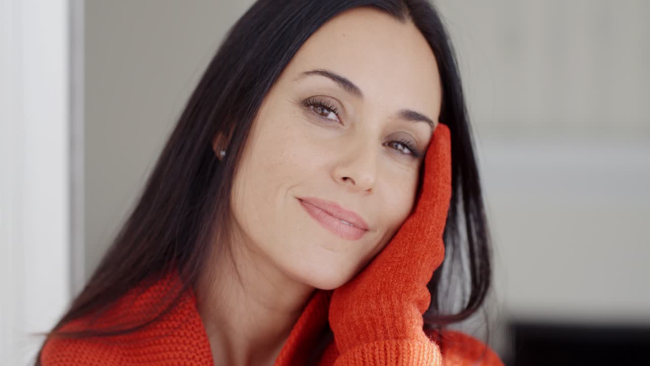 una mujer joven y bonita con una hermosa sonrisa.