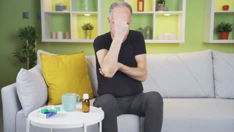 hombre que usa medicamentos contra el problema de picazón.