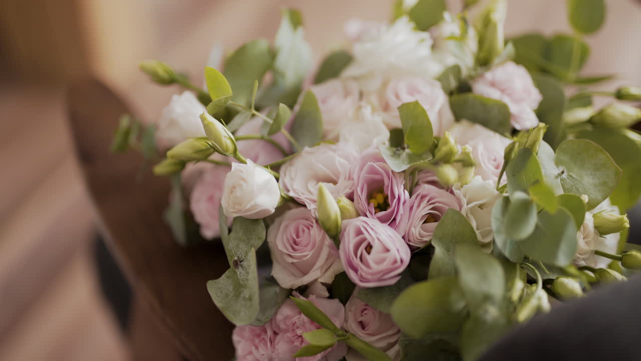 Un bellissimo bouquet di rose rosa e bianche per il matrimonio