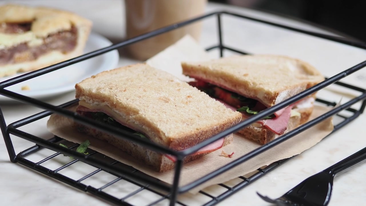 Aptitlig skink- och ostsmörgås serverad på ett kafé