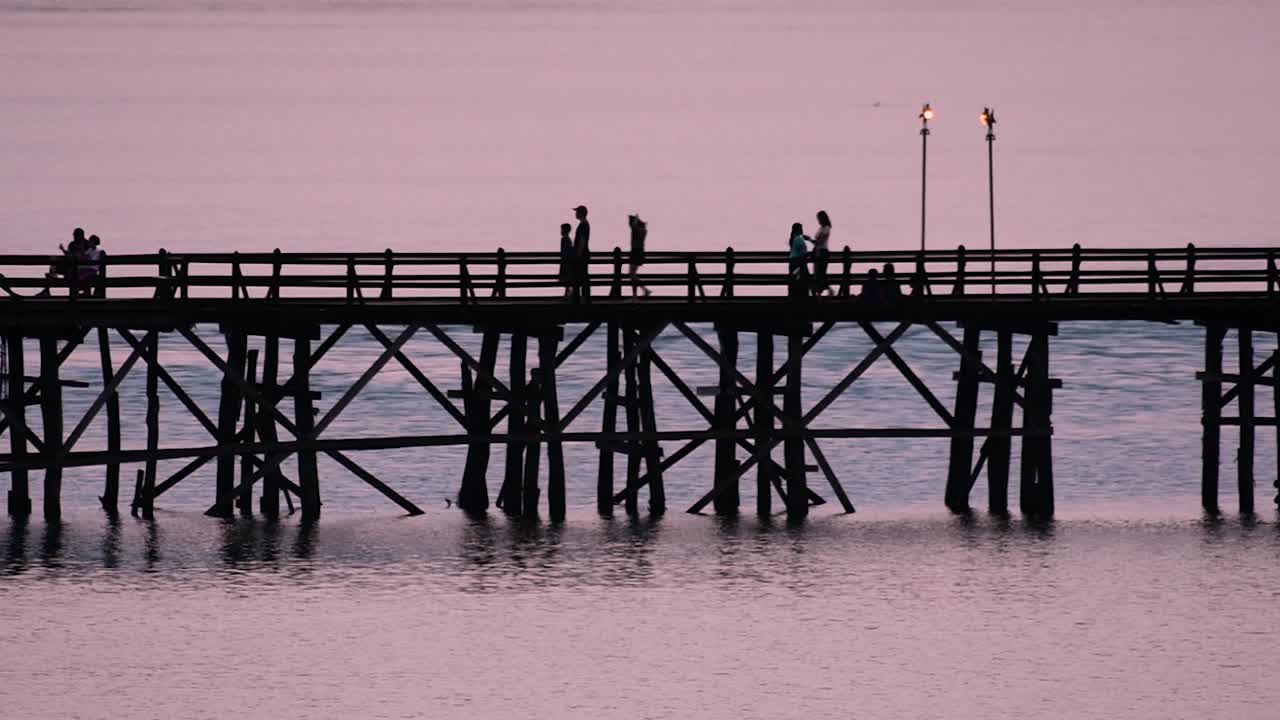 мост мон - старый деревянный мост, расположенный в сангкла, таиланд