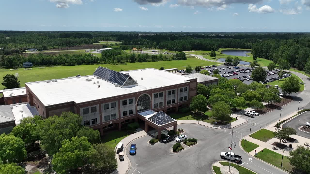 ⁇ 은 날에 활기찬 고등학교 캠퍼스의 활기찬 본질을 이 흥미진진한 드론 영상으로 포착합니다.