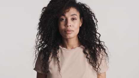 una mujer afroamericana sobre un fondo blanco.