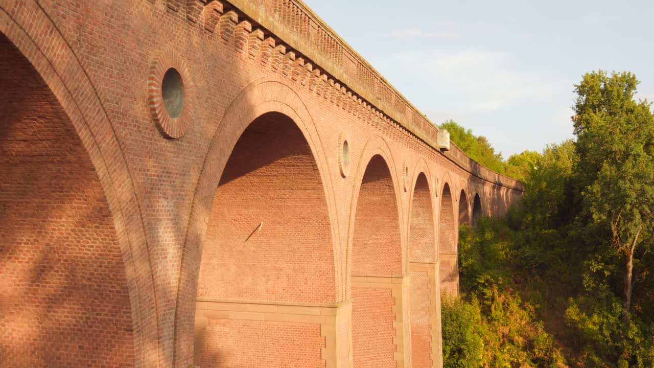 Discover the beauty of a historic railway bridge still in use in Albi, France