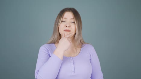 Junge-Frau-Blickt-Mit-Neugierigem-Gesichtsausdruck-In-Die-Kamera.