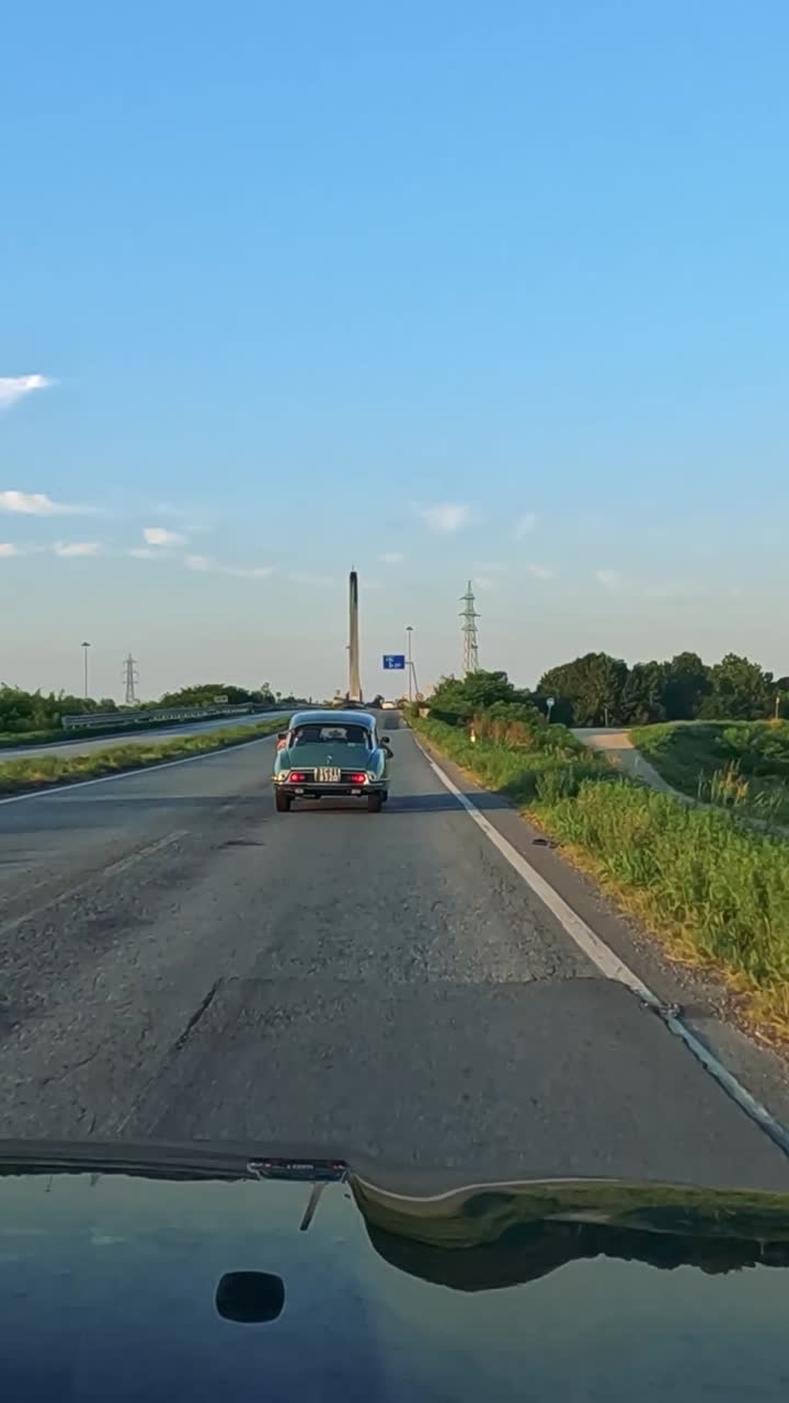 이탈리아 시골 도로에서 평화로운 운전