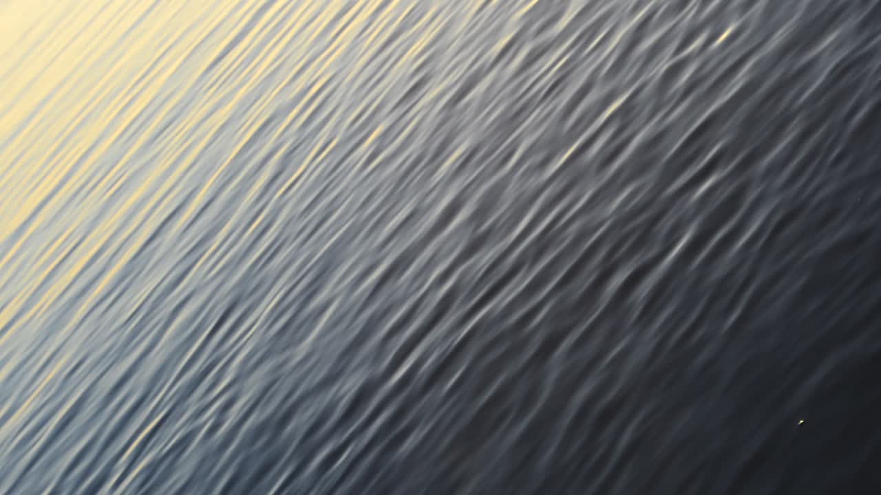 海の滑らかな水面。夕暮れ時の撮影。
