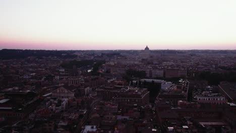 Paso-Elevado-Hacia-Atrás-De-Las-Calles-Romanas-Al-Atardecer-Con-La-Ciudad-Del-Vaticano-Al-Fondo