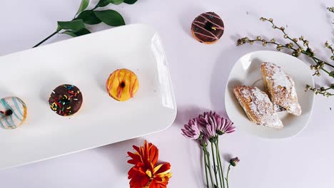 rosquillas coloridas y pasteles con flores