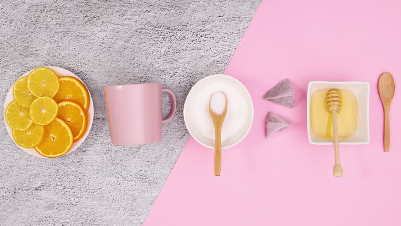 레몬, 차 컵, 설탕,, 차를 만드는 용품은 분홍색 테마로 움직입니다.