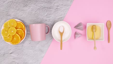 limones, taza de té, azúcar, miel, suministros para hacer té se mueven en el tema rosa. detener el movimiento