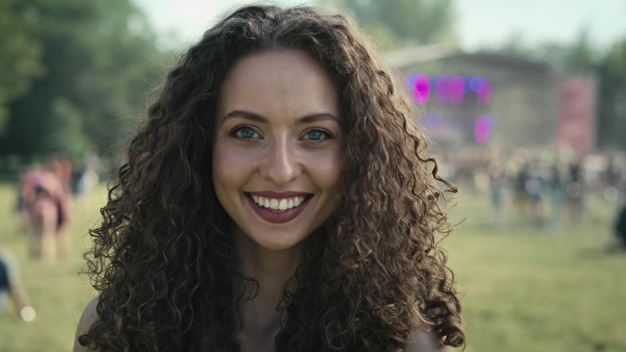 retrato de una joven caucásica sonriente en un festival de música.