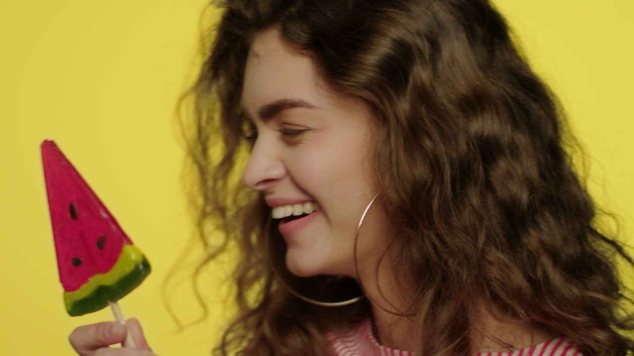 사탕을 가진 젊은 여자